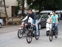 सलमान खान की 'दबंगई'...फिर साइकिल लेकर मुंबई की सड़कों पर कुछ इस अंदाज में आए नजर, देखें वीडियो सलमान खान की 'दबंगई'...फिर साइकिल लेकर मुंबई की सड़कों पर कुछ इस अंदाज में आए नजर, देखें वीडियो