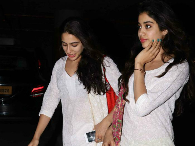 Sara Ali Khan, Jhanvi Kapoor Spotted Together, Dressed Almost Identically