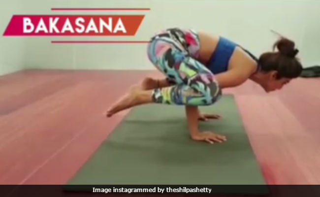 शिल्पा शेट्टी ने बताए माइंड की क्लैरिटी और बैलेंसिंग के लिए योगासन | shilpa  shetty yoga asana for balancing and mind clarity