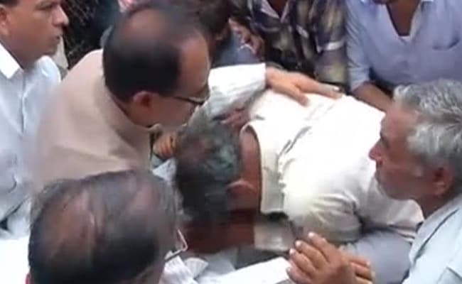 मंदसौर में पीड़ित किसानों से मिले मुख्यमंत्री शिवराज सिंह चौहान, धारा 144 हटाई गई