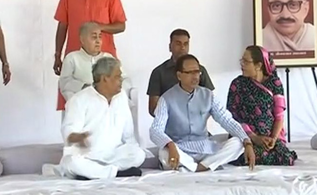 Madhya Pradesh Chief Minister Shivraj Chouhan Meets Farmers, May End Fast Today