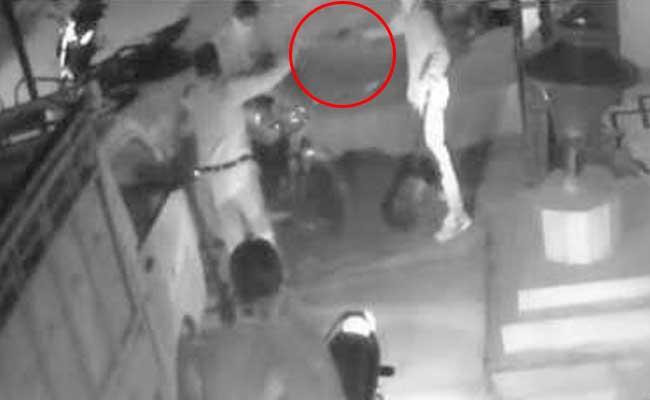 सीतापुर के ट्रिपल मर्डर की वारदात CCTV में हुई कैद, कारोबारी, पत्नी और बेटे की गोली मारकर हत्या