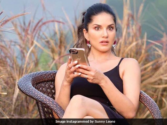 Sunny Leone Cant Caption This Pic Of Herself Can You Help Her 