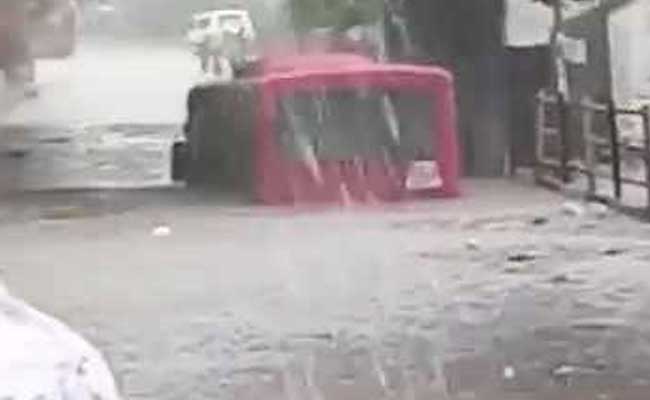 अंडरपास में भरा था बरसात का पानी, देखते ही देखते डूब गई बस...