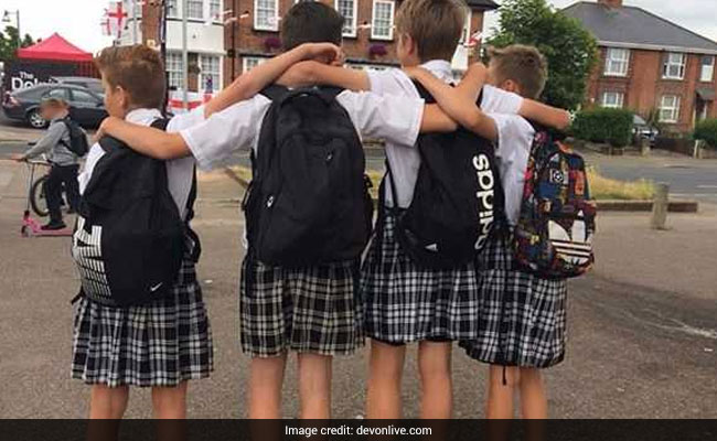 ब्रिटेन के स्कूलों में शार्ट्स पर पाबंदी के विरोध में लड़के स्कर्ट पहनकर आए...