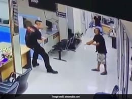 धारदार चाकू लेकर घुस आया ये शख्स, Video में देखिए- क्या किया इस पुलिस अधिकारी ने धारदार चाकू लेकर घुस आया ये शख्स, Video में देखिए- क्या किया इस पुलिस अधिकारी ने