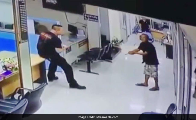 धारदार चाकू लेकर घुस आया ये शख्स, Video में देखिए- क्या किया इस पुलिस अधिकारी ने
