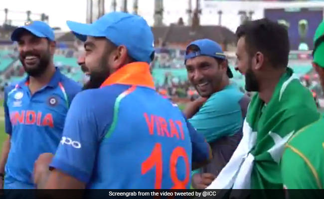 INDvsPAK : हार के बाद कप्तान विराट कोहली का पाकिस्तानी क्रिकेटरों के साथ Video वायरल!