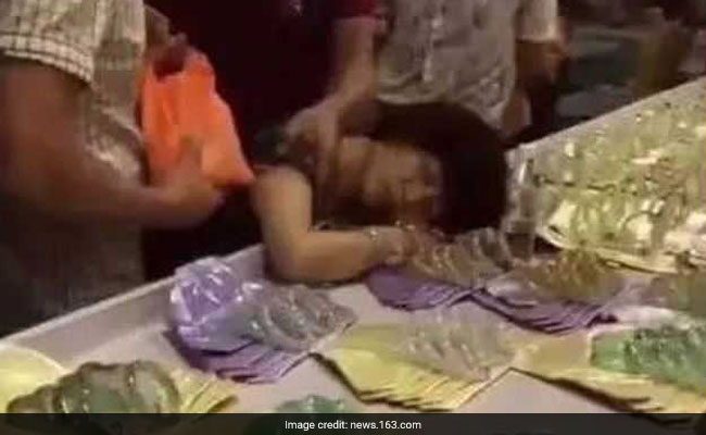 She Accidentally Breaks Bracelet, Faints After Seeing $44,000 Price Tag