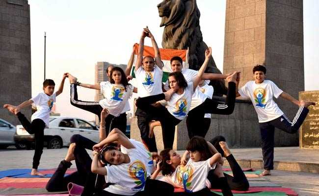 समुद्र के बीचों-बीच से लेकर मिस्र के पिरामिड तक मनाया गया अंतरराष्‍ट्रीय योग दिवस