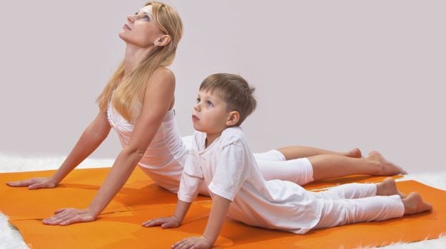 Winter Yoga Poses: सर्दियों में अपने बच्चों के साथ करें ये 6 योगासन, खुद के साथ उनकी हेल्थ को भी करें इंप्रूव