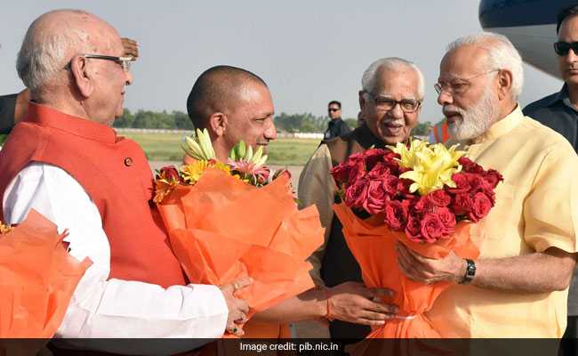 दो दिन पहले ही पीएम मोदी ने की थी गुलदस्ता न देने की अपील, पर नहीं माने सीएम योगी