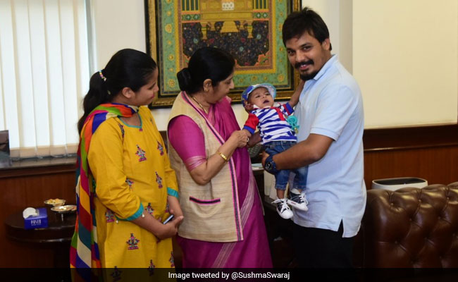 पाकिस्तानी बच्चे रोहान से मिलीं सुषमा, पिता बोले-आपकी वजह से धड़क रहा है बेटे का दिल