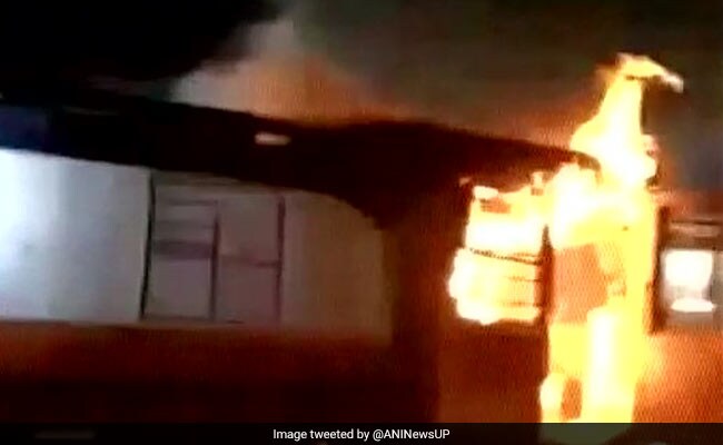 उत्तर प्रदेश : आगरा में पेट्रोल टैंकर की ट्रैक्टर से भिड़ंत, 5 लोगों की मौत उत्तर प्रदेश : आगरा में पेट्रोल टैंकर की ट्रैक्टर से भिड़ंत, 5 लोगों की मौत