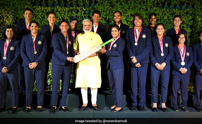महिला टीम की खिलाड़ियों से मिले पीएम नरेंद्र मोदी, कहा-बेटियों ने देश का मान बढ़ाया