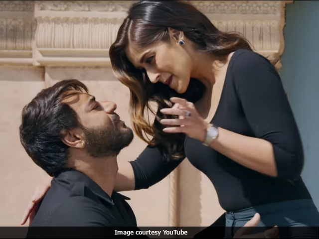 <i>Baadshaho</i> May Self-Censor, Trim Intimate Scene Between Ajay Devgn, Ileana D'Cruz