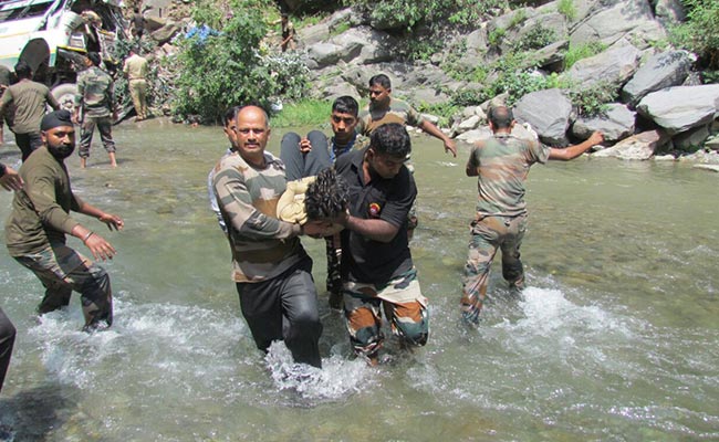 जम्मू-कश्मीर : बस दुर्घटना में मारे गए अमरनाथ यात्रियों के नामों की लिस्ट जारी, 17 की मौत