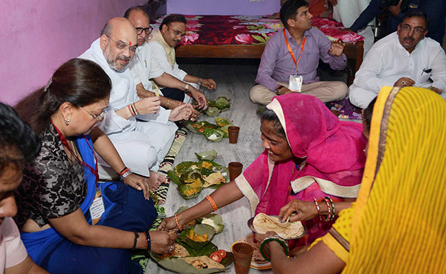 जयपुर : अमित शाह ने दलित परिवार के घर किया भोजन, पत्तल में लिया इन व्यंजनों का स्वाद