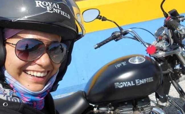 मुंबई : महिला बाइकर जागृति होगले गड्डे से तो बच गईं लेकिन ट्रक ने रौंद डाला... ऐसे हुआ यह हादसा