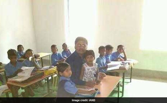 काबिले तारीफ! छत्तीसगढ़ में एक कलेक्टर ने बेटी का सरकारी स्कूल में कराया दाखिला काबिले तारीफ! छत्तीसगढ़ में एक कलेक्टर ने बेटी का सरकारी स्कूल में कराया दाखिला