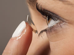 Eye Care Tips: कॉन्टेक्ट लेंस लगाने जा रहे हैं तो इन बातों का रखें खास ख्याल