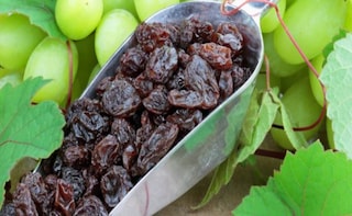 Why It Is Healthier to Eat Raisins Soaked in Water