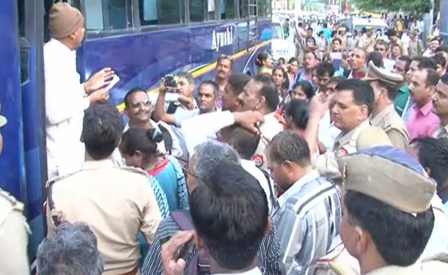 लखनऊ में प्रेस कॉन्फ्रेंस के दौरान पुलिस ने 31 दलित कार्यकर्ताओं को किया गिरफ्तार
