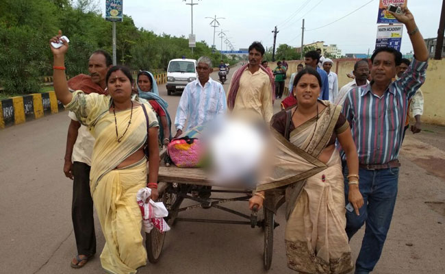 इंसानियत शर्मसार : छत्तीसगढ़ में बच्ची का शव ठेले पर ले जाने को मजबूर हुआ परिवार