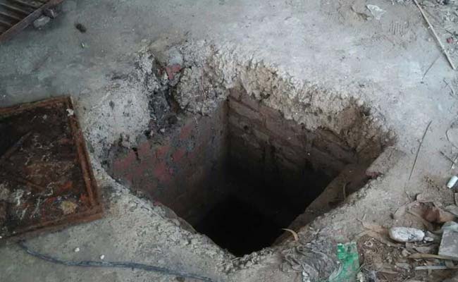 4 Die Of Suffocation While Cleaning Septic Tank In Delhi