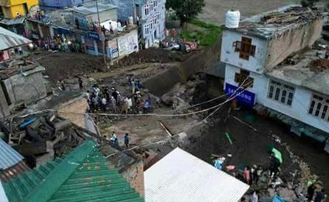जम्मू-कश्मीर के डोडा में बादल फटने से 6 लोगों की मौत, मलबे में दबे हैं कई लोग