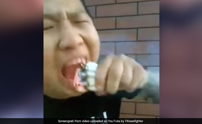 देखें – Video : 50 जलती सिगरेट के साथ यह शख्स करता है ये काम... देखें – Video : 50 जलती सिगरेट के साथ यह शख्स करता है ये काम...