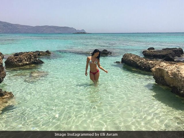 Trending: Elli Avram Frolics Saagar Kinare In Greece