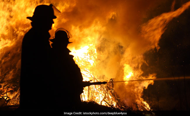 यूपी में आवासीय भवन में भीषण आग, बचाव जारी