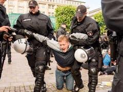 German Police Use Water Cannon On G20 Protestors