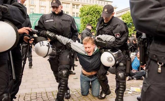 German Police Use Water Cannon On G20 Protestors