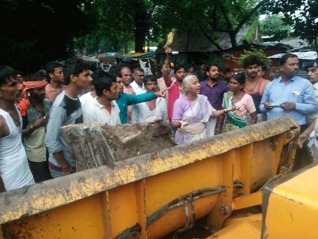 मध्यप्रदेश : बड़वानी में सरदार सरोवर के डूब क्षेत्र में आ रहे गांधी स्मारक को हटाने पर हंगामा