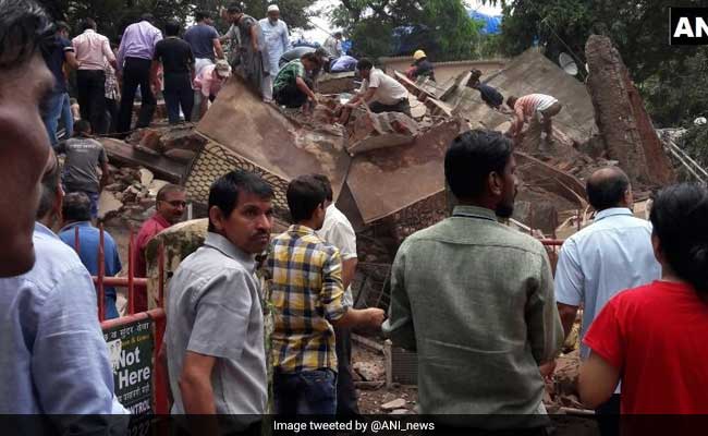 मुंबई के घाटकोपर में चार मंजिला इमारत गिरी, 8 लोगों की मौत, 30 के फंसे होने की आशंका