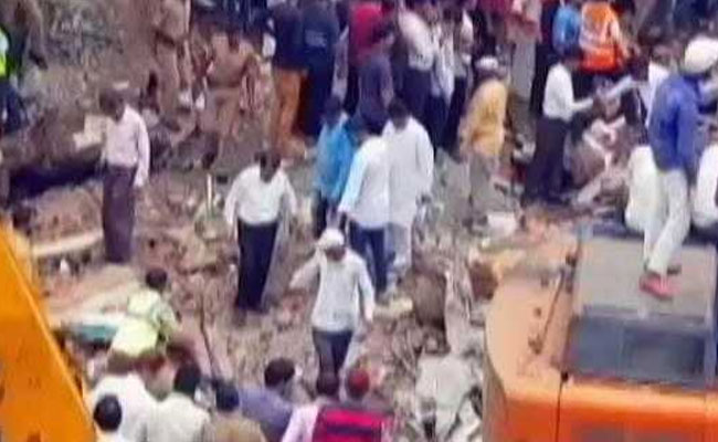 घाटकोपर इमारत हादसा : अब तक 17 की मौत, 28 जख्मी, हिरासत में हादसे का मुख्य आरोपी