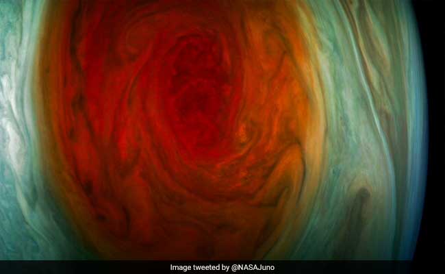 देखें, बृहस्पति ग्रह पर 350 साल से जारी 'सौरमंडल के सबसे बड़े तूफान' की मनमोहक तस्वीरें...