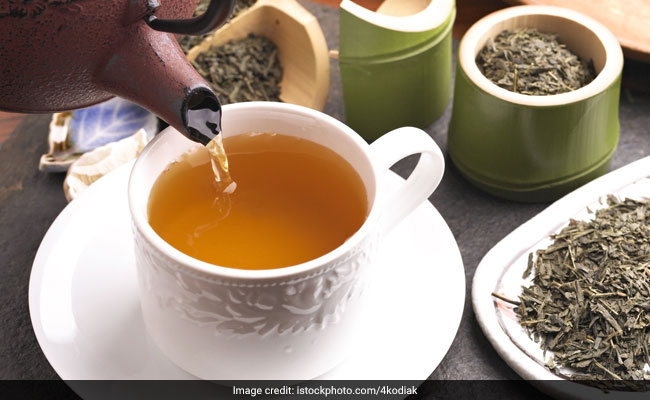 This 3-Ingredient Herbal Tea May Instantly Soothe Your Sore Throat