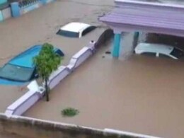 गुजरात में बाढ़ से बुरा हाल, घरों की छतों तक पहुंचा पानी, 25 हजार बचाए गए, 70 की मौत गुजरात में बाढ़ से बुरा हाल, घरों की छतों तक पहुंचा पानी, 25 हजार बचाए गए, 70 की मौत