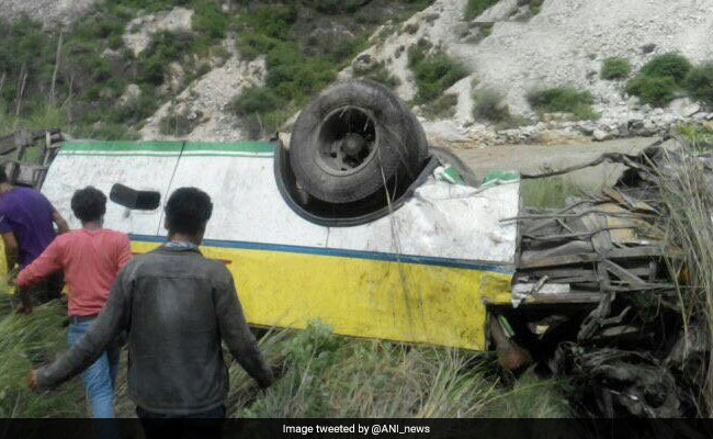 हिमाचल प्रदेश: सड़क के किनारे खड़ी बस खाई में गिरी, 5 की मौत