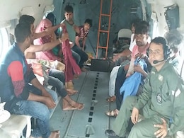 वायुसेना के जांबाजों ने बाढ़ क्षेत्र से गर्भवती महिला को बचाया और पैदा हुए जुड़वा बच्चे वायुसेना के जांबाजों ने बाढ़ क्षेत्र से गर्भवती महिला को बचाया और पैदा हुए जुड़वा बच्चे