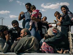 बसों में सवार इस्लामिक स्टेट के आतंकी और उनके परिवारों का काफिला सीरियाई रेगिस्तान में फंसा