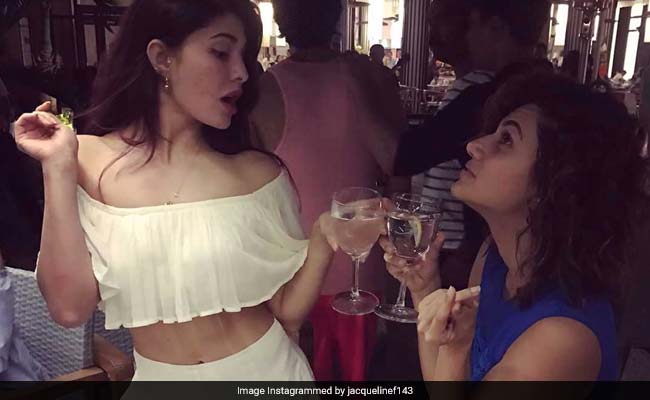 तस्वीरों में देखिए, किसके साथ मस्ती कर रही हैं जैकलीन फर्नांडिस...