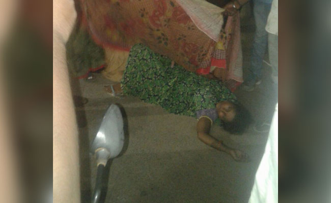 जयपुर : डॉक्‍टरों ने समय पर नहीं किया इलाज, महिला ने मजबूरन सड़क पर दिया बच्‍चे को जन्‍म