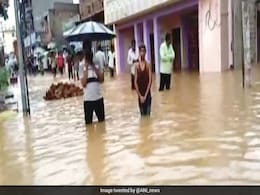 पश्चिमी बंगाल में बाढ़ का कहर जारी, मृतकों की संख्या 39 हुई पश्चिमी बंगाल में बाढ़ का कहर जारी, मृतकों की संख्या 39 हुई