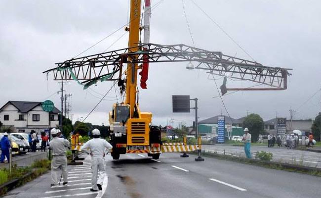 Japan Typhoon Grounds Flights, Injures 3