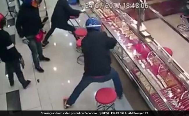 Caught On Camera: Robbers Try To Smash Open Jewellery Counter, Fail Miserably