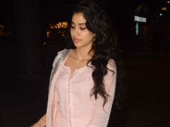 Jhanvi Kapoor Paints Mumbai Pink
